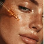 Kobieta po zabiegu poprawiającym problemy z trądzikiem zapalnym