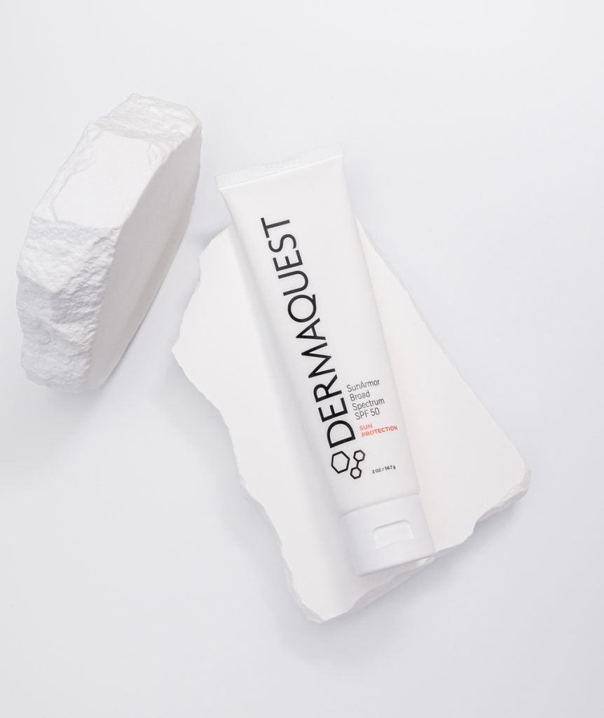 produkt marki Dermaquest powodujący roświetlenie skóry twarzy i wzmacnia produkcję kolagenu