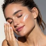 Młoda kobieta z wrażliwą skórą twarzy